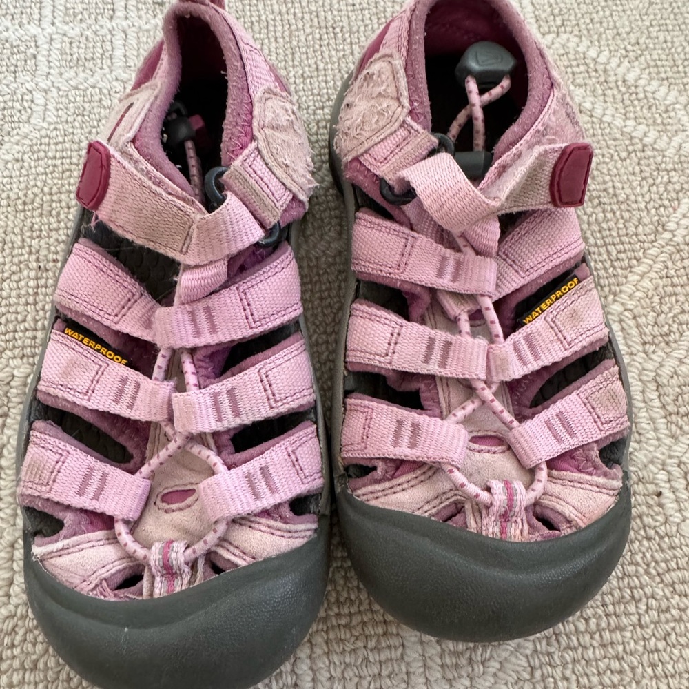 Girls pink keen sandlas